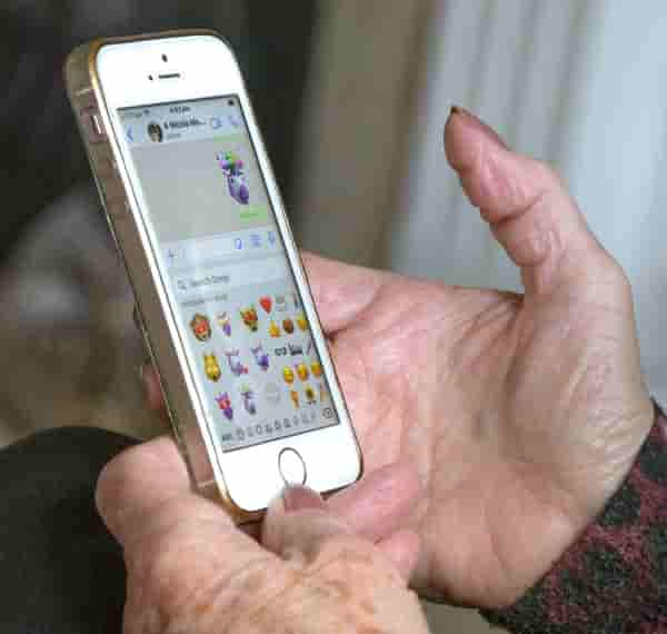 Senioren mit Smartphone